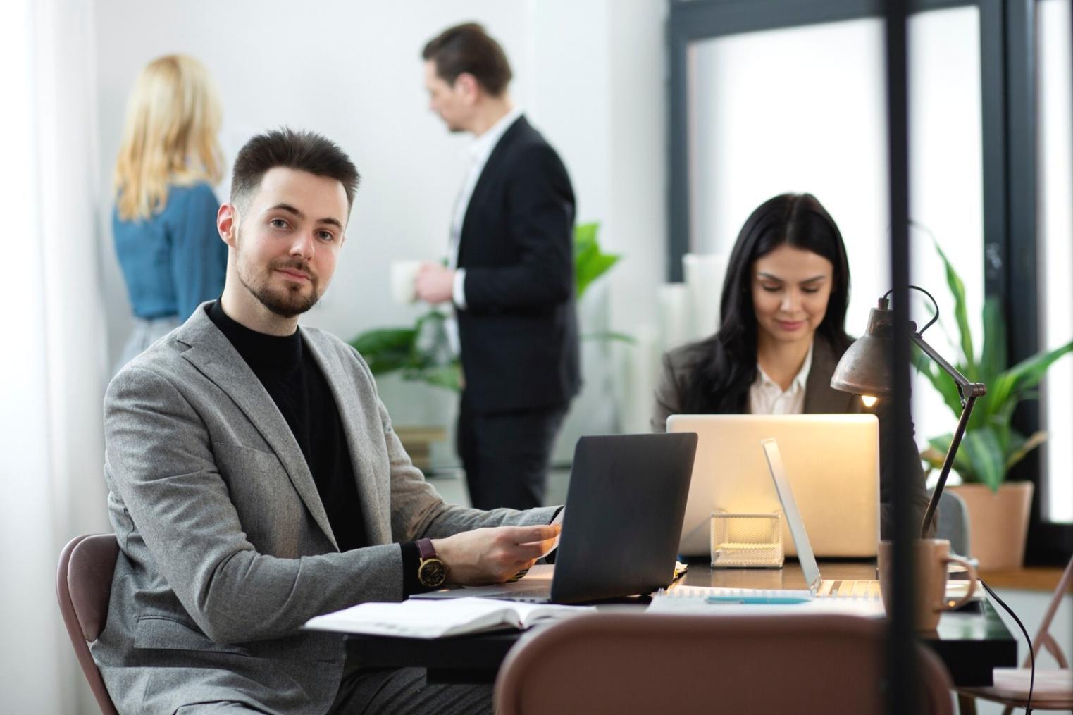 Moderne Büroumgebung mit Finanzanalyse-Tools