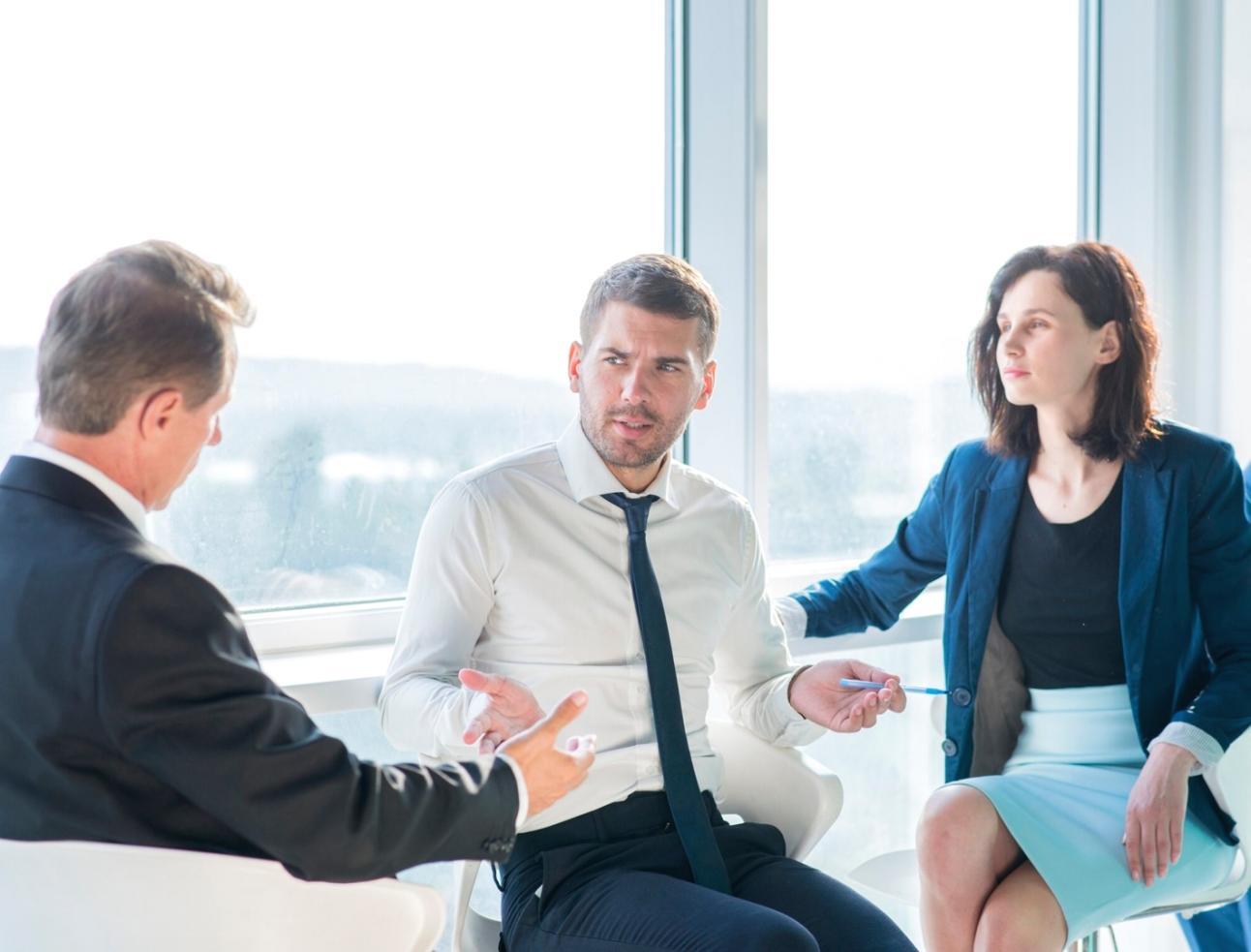 Moderne Büroumgebung mit Fokus auf professionelle Zusammenarbeit